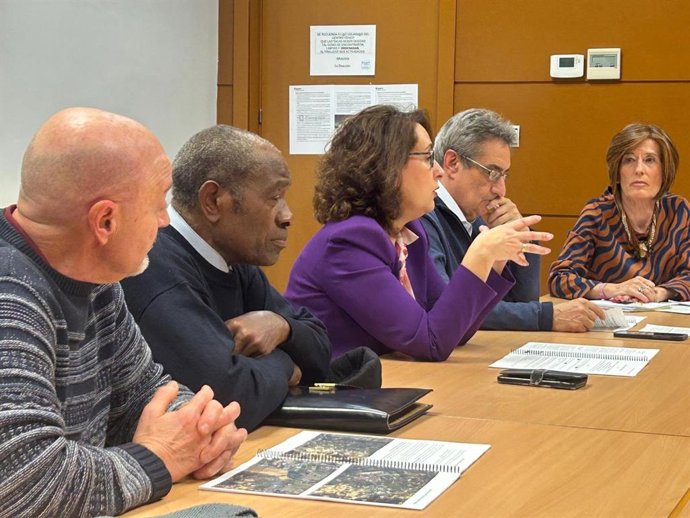 Concejales del grupo municipal de Vox en el Ayuntamiento de Zaragoza reunidos con entidades vecinales del barrio rural de Peñaflor
