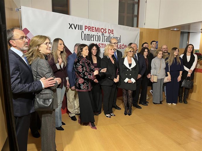La consejera Leticia García, con los premiados de las nueve provincias