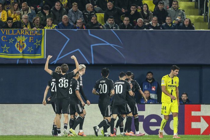 Elias Achouri, do FC Copenhague, comemora um gol com seus companheiros de equipe durante a partida de futebol da UEFA Europa League, disputada entre Villarreal CF e FC Copenhague no Estádio Ceramica em 10 de dezembro de 2025, em Valência, Espanha.
