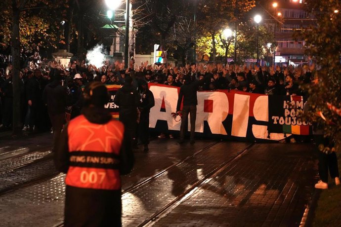 Los aficionados del PGS fuertemente custodiados en Bilbao