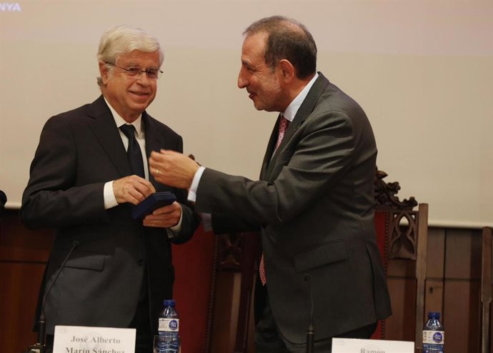 El conseller de Justicia y Calidad Democrática de la Generalitat, Ramon Espadaler, entrega el 17 Premio Puig Salellas al abogado Francesc Tusquets Trias de Bes