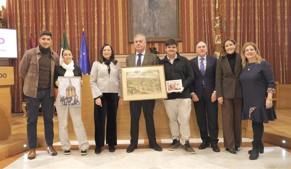 El alcalde de Sevilla, José Luis Sanz, recibe la lámina con la reproducción de un grabado del siglo XVI.