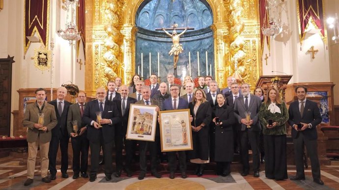 El alcalde de Sevilla, José Luis Sanz, entrega a la Hermandad del Cachorro una pintura conmemorativa de la artista May Perea.