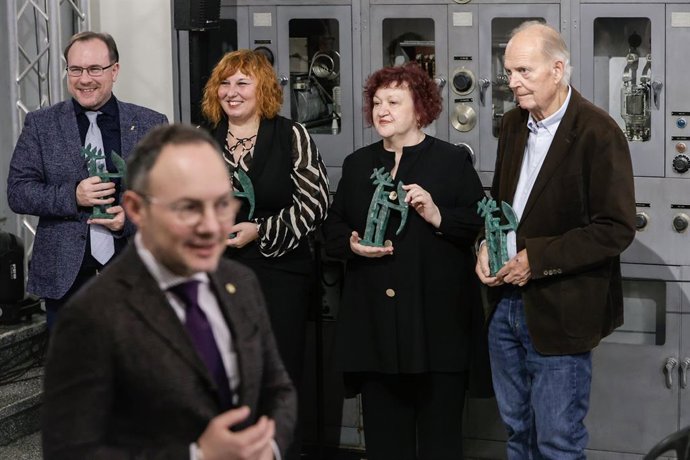 Los premiados junto al cap de Govern