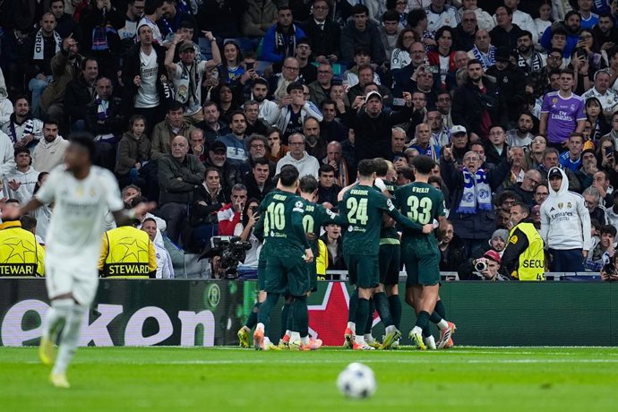 Erling Haaland, do Manchester City, comemora um gol com seus companheiros de equipe durante a partida da Fase MD6 da Liga dos Campeões da UEFA 2025/26 entre Real Madrid C.F. e Manchester City no estádio Bernabeu em 10 de dezembro de 2025 em Madri, Espanha