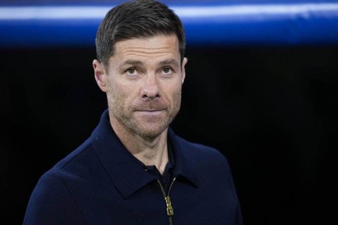Xabi Alonso, técnico do Real Madrid, observa durante a partida da Fase MD6 da Liga dos Campeões da UEFA 2025/26 entre Real Madrid C.F. e Manchester City no estádio Bernabeu em 10 de dezembro de 2025 em Madri, Espanha.