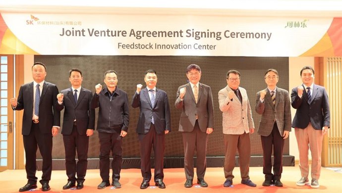 SK Chemicals has signed a joint venture agreement with Kelinle, a leading plastics recycling company in Shaanxi Province, China, to build the Feedstock Innovation Center (FIC), a facility for processing waste plastics. SK Chemicals President Ahn Jae-hyun 