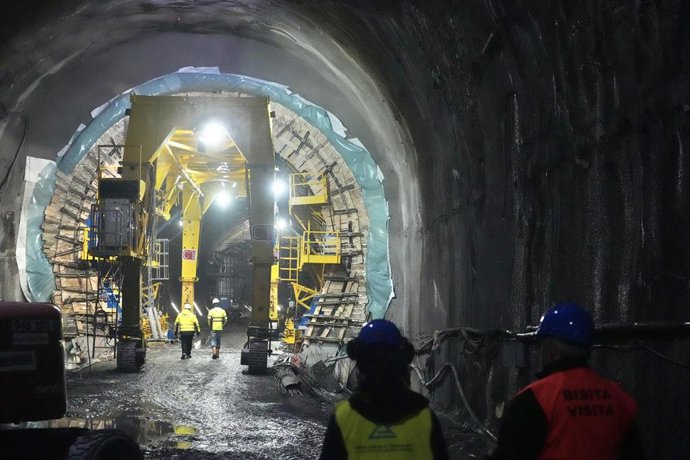 Varias personas trabajan durante la visita a las obras del Tanque de Tormentas de Galindo, a 5 de diciembre de 2025, en Barakaldo, Vizcaya, País Vasco (España). 