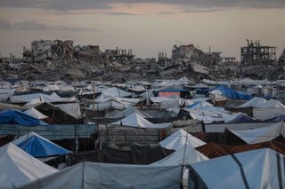 Palestinos desplazados en tiendas de campaña tras la destrucción por la ofensiva israelí en ciudad de Gaza