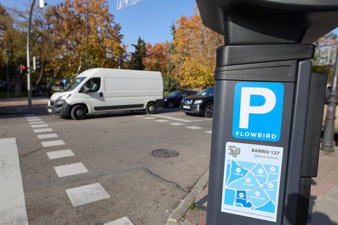Archivo - Parquímetro en la nueva zona SER en el barrio de Usera, a 3 de diciembre de 2024, en Madrid (España). El Servicio de Estacionamiento Regulado (SER) está activo desde el 2 de diciembre en tres barrios del distrito de Usera; Almendrales, Pradolong