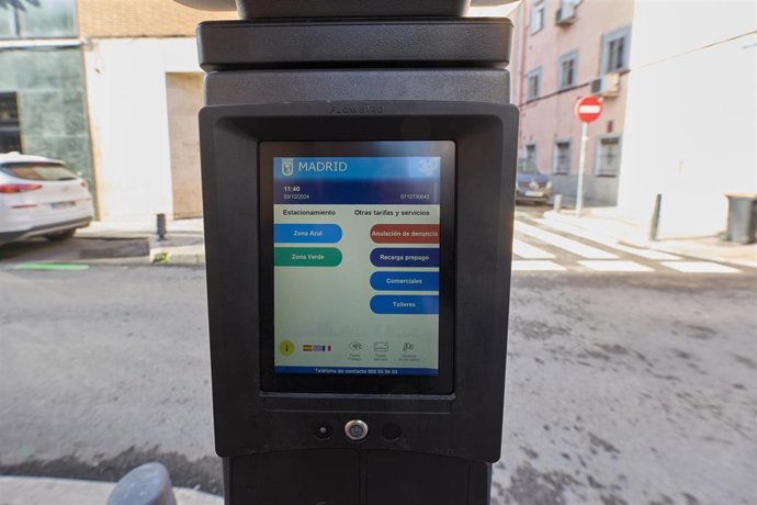 Archivo - Parquímetro en la nueva zona SER en el barrio de Usera