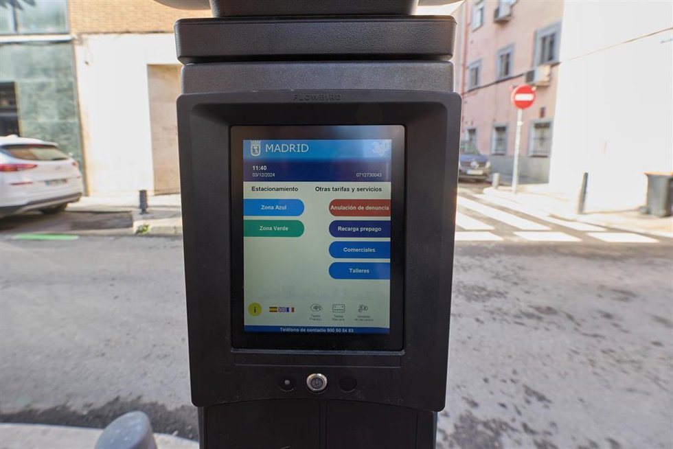 Archivo - Parquímetro en la nueva zona SER en el barrio de Usera