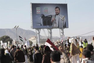 Archivo - Seguidores de los rebeldes hutíes de Yemen, congregados ante un rótulo con la imagen del líder, Abdul Malik al Hutí
