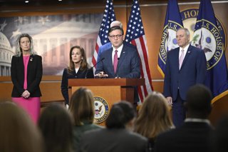 El presidente de la Cámara de Representantes de EEUU, el republicano Mike Johnson, comparece ante la prensa junto a otros congresistas republicanos tras la aprobación del presupuesto de defensa en el pleno del órgano parlamentario