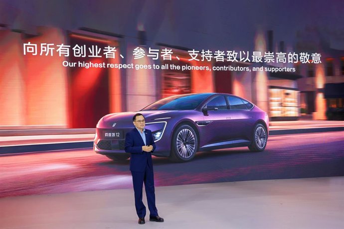 Zhu Huarong, Chairman of China Changan Automobile Group, speaks at the roll-off ceremony, honoring the pioneers, contributors, and supporters of the company