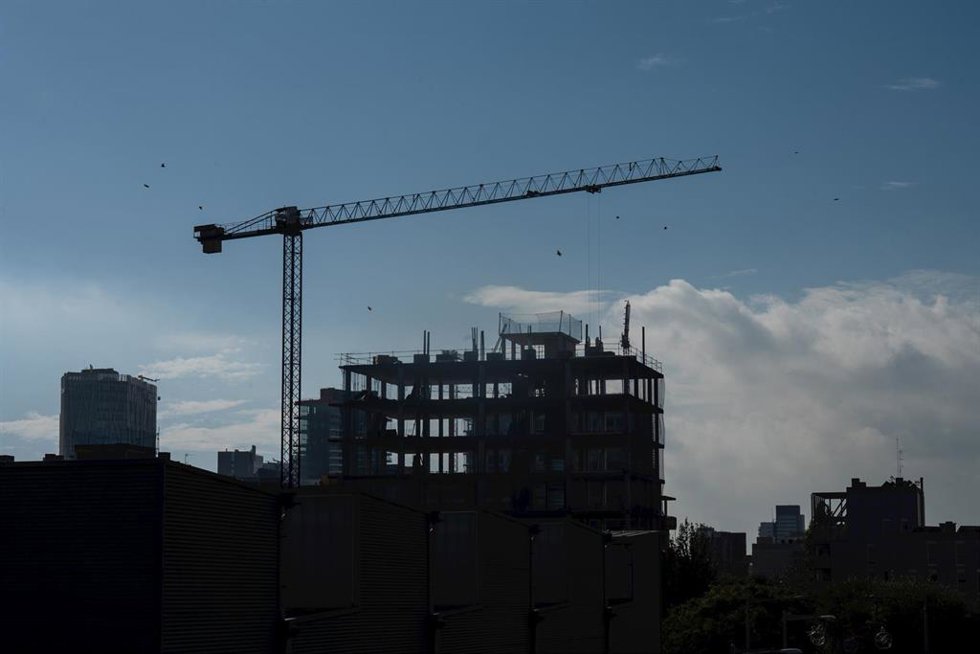 Archivo - Una grúa en una zona de obras en Barcelona