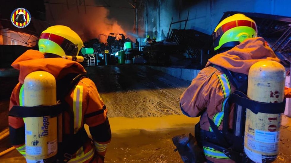 Bomberos trabajan en el incendio de Alzira