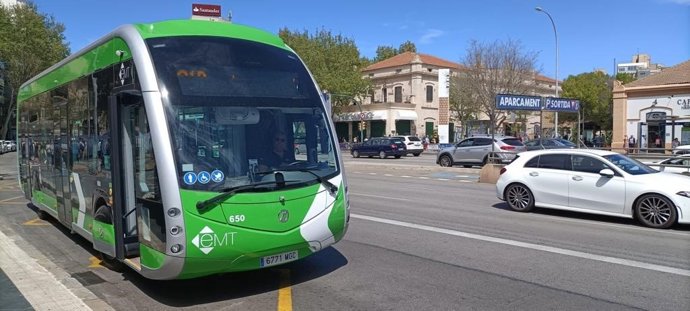 Archivo - Un autobús eléctrico de Palma.