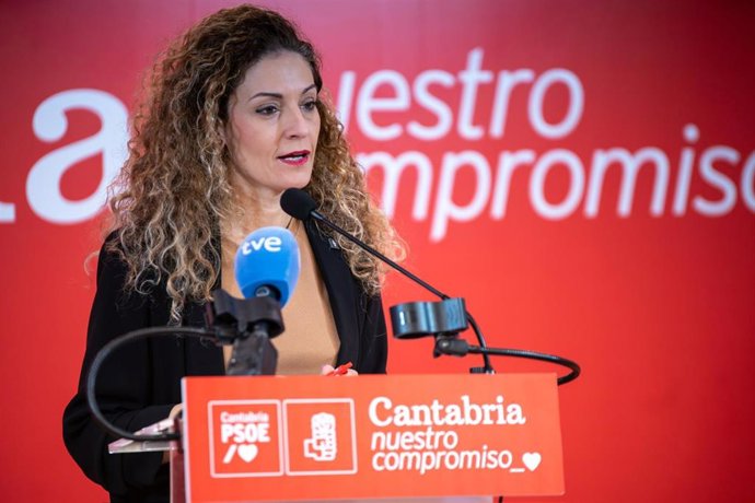 La portavoz del PSOE de Cantabria, Ainoa Quiñones