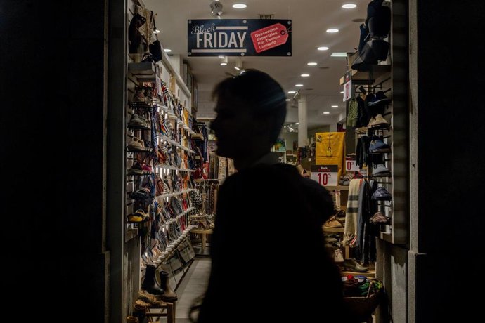 Un escaparate con ofertas por el Black Friday, a 28 de noviembre de 2025, en Madrid (España)