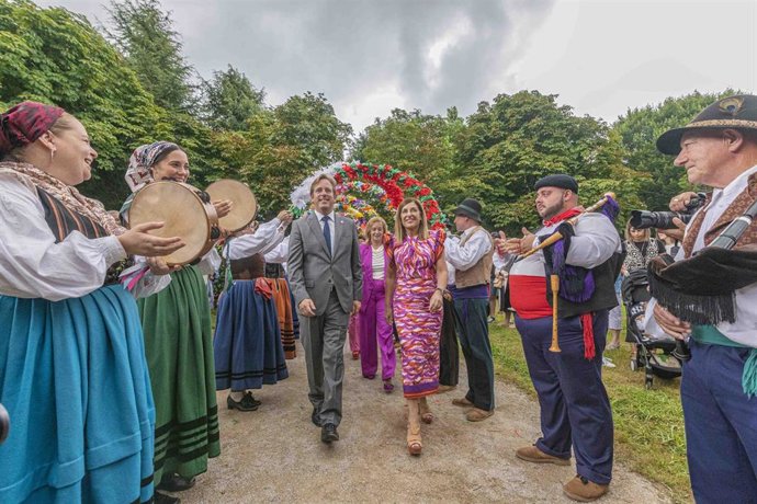 Archivo - La presidenta de Cantabria, María José Sáenz de Buruaga, y el alcalde de Reocín, Pablo Diestro, en el Día de las Instituciones en 2025