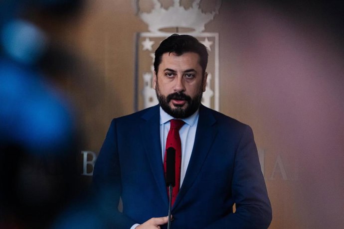 Archivo - El portavoz del Partido Popular en la Asamblea de Madrid, Carlos Díaz-Pache, ofrece declaraciones a los medios durante una sesión plenaria en la Asamblea de Madrid, a 14 de marzo de 2024