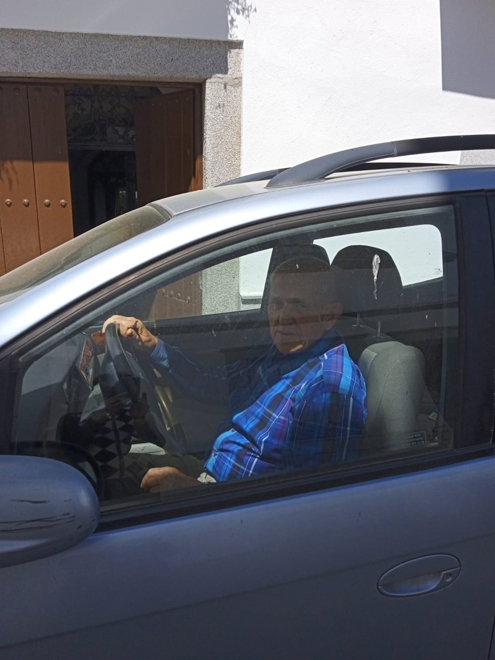 Imagen de recurso de un conductor mayor al volante