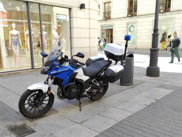 Archivo - Motocliceta de la Policía Municipal de Valladolid en la zona centro de la ciudad.