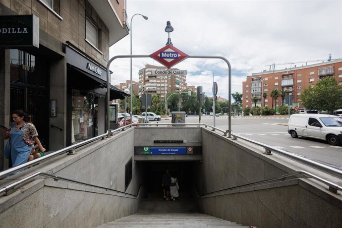 Archivo - Entrada de la estación de la línea 6 del Metro de Madrid situada bajo la calle del Doctor Esquerdo, inmediatamente al norte de la plaza del Conde de Casal, entre los barrios de Niño Jesús y Estrella, a 12 de julio de 2023, en Madrid (España).