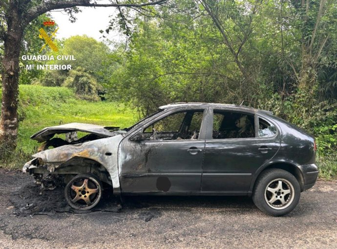 Investigan a un veciño das Neves que provocou un accidente en Ponteareas, conducindo un coche roubado sen carné, e que abandonou o lugar do sinistro. O coche apareceu calcinado pouco despois.