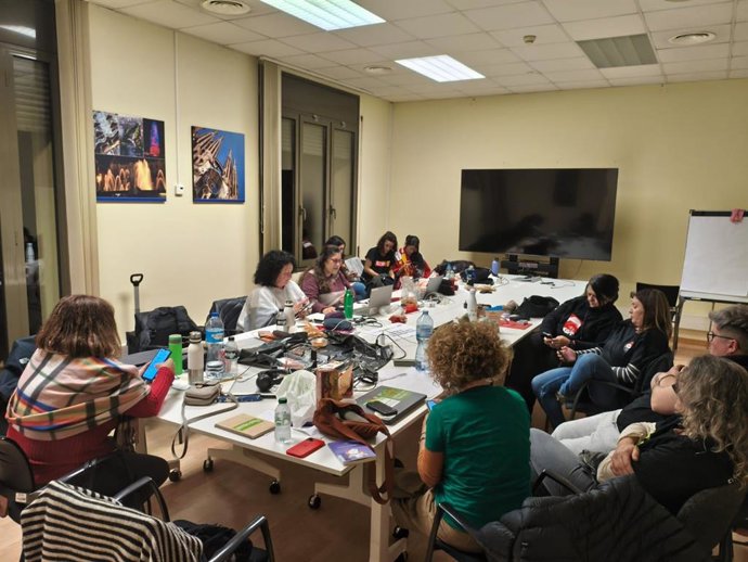 Los profesionales dentro del departamento durante la primera noche de cierre