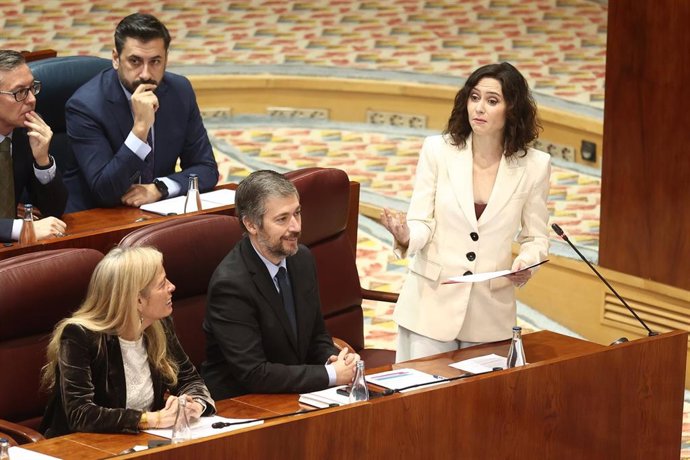 La presidenta de la Comunidad de Madrid, Isabel Díaz Ayuso, interviene durante una sesión plenaria en la Asamblea de Madrid, a 11 de diciembre de 2025, en Madrid (España). 