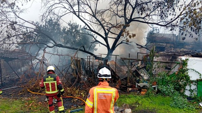 Bomberos de Las Palmas de Gran Canaria controlan un incendio en una finca en Lomo Sabinal