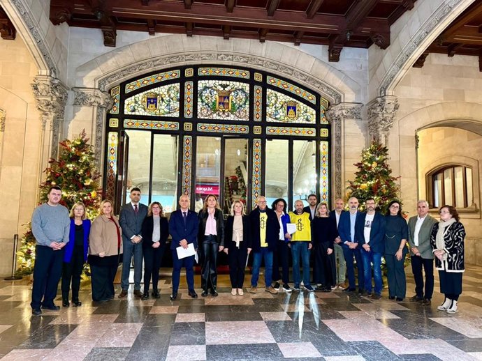 Foto conjunta de miembros de Amnistía Internacional con representantes de PP, PSIB, MÉS per Mallorca y El PI en el acto por el Día Internacional de los Derechos Humanos.