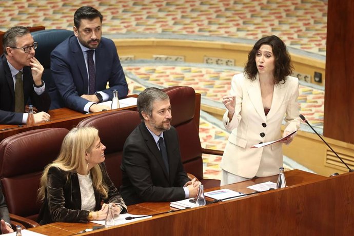 La presidenta de la Comunidad de Madrid, Isabel Díaz Ayuso, interviene durante una sesión plenaria en la Asamblea de Madrid, a 11 de diciembre de 2025, en Madrid (España). 