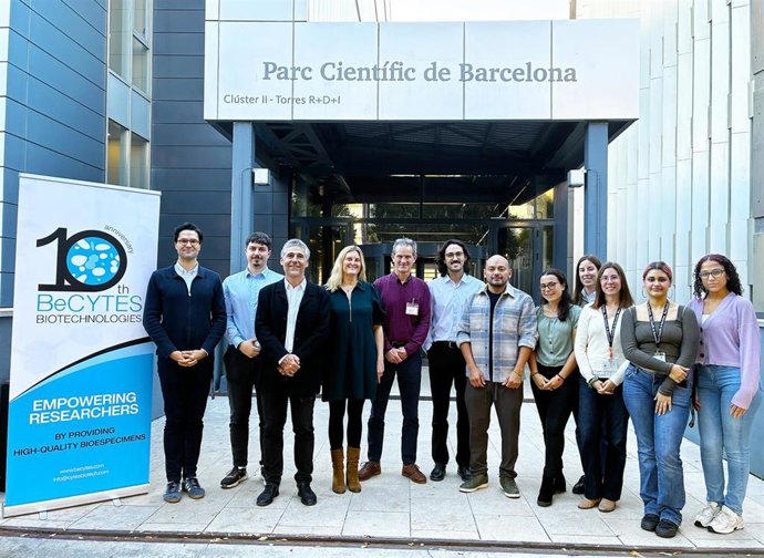 El equipo de BeCytes, junto con el ceo de BeCytes, Jordi Xapellí, el director general de operaciones en la UE de BioIVT, Nick Haste, y otros miembros de la dirección de BioIVT, durante su encuentro en el Parc Científic de Barcelona