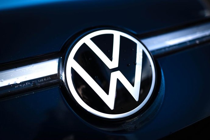 Archivo - 11 September 2024, Lower Saxony, Emden: The VW logo seen on an electric car at the plant in Emden. Photo: Sina Schuldt/dpa