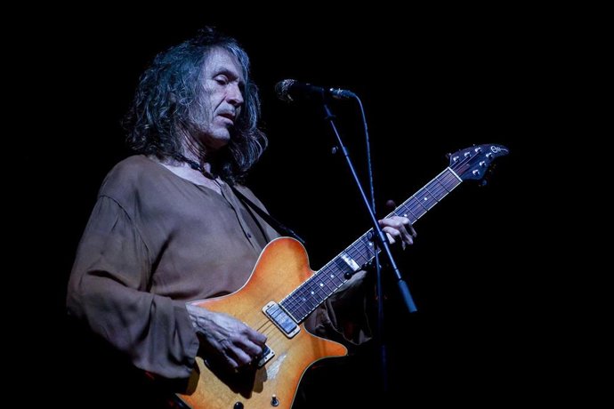 Archivo - El cantante Roberto Iniesta, 'Robe', durante un concierto en el Auditorio Miguel Ríos, a 25 de mayo de 2024, en Rivas-Vaciamadrid, Madrid (España).