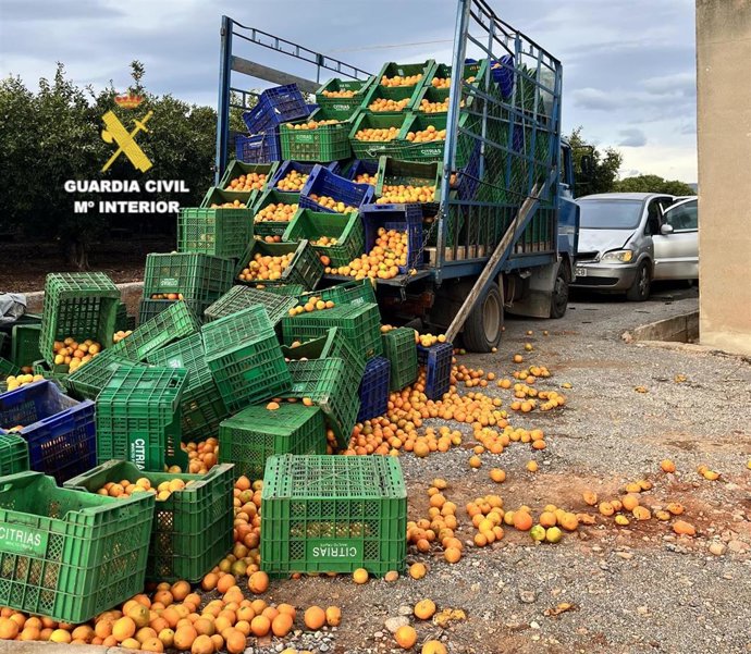 Detenido un fugitivo tras colisionar con un camión de cítricos