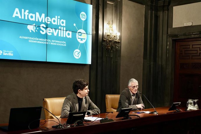 El diputado provincial de Cultura y Ciudadanía, Casimiro Fernández (i), junto al presidente de la APS, Rafael Rodriguez, durante la presentación del programa  'AlfaMedia Sevilla', en la Casa de la Provincia. 