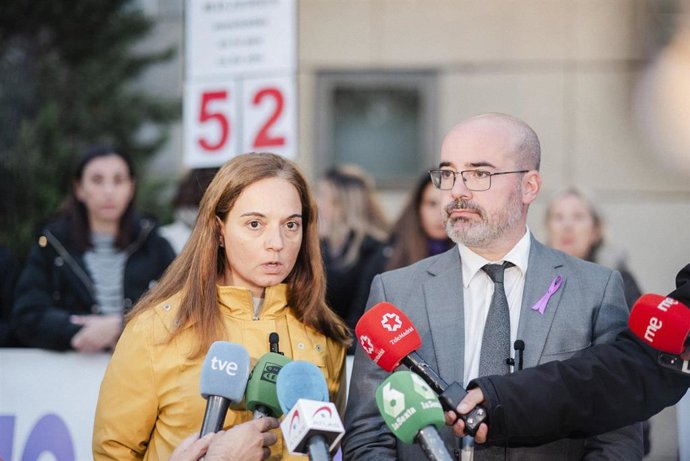 Archivo - Imagen de archivo de la alcaldesa de Getafe, Sara Hernández, y el delegado del Gobierno en Madrid, Francisco Martín.