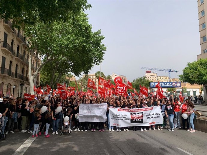 Archivo - Reivindicaciones de las trabajadoras de 'escoletes' en la manifestación del 1 de mayo.