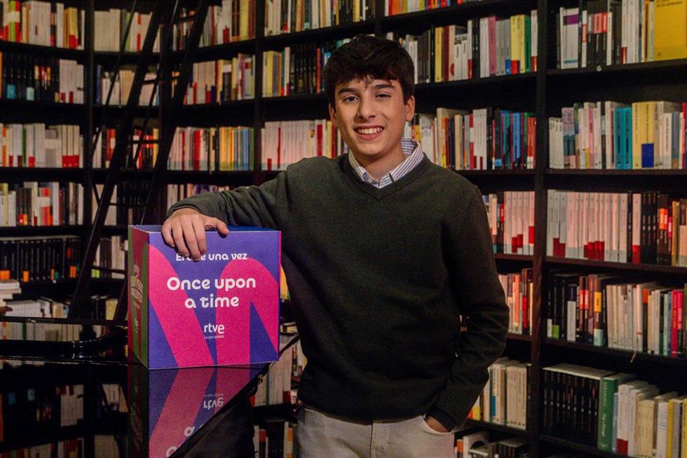 El representante de España en Eurovisión Junior, Gonzalo Pinillos, posa durante su despedida antes de Eurovisión Junior, en la librería La Mistral, a 3 de diciembre de 2025, en Madrid (España). Gonzalo Pinillos (Madrid, 14 años) será el representante de