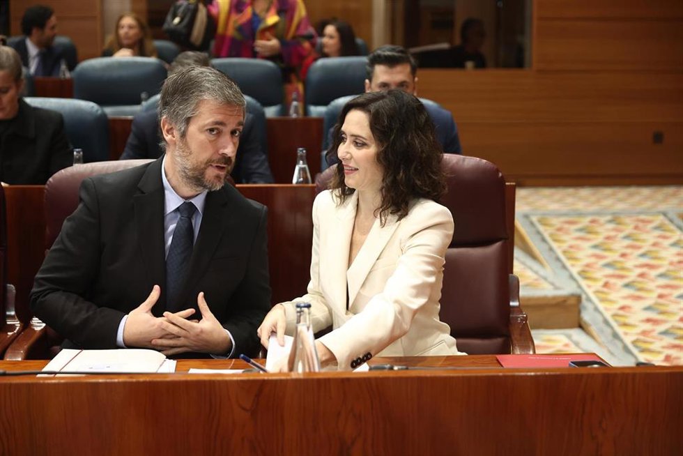 El consejero de Presidencia, Justicia y Administración Local, y portavoz del Gobierno autonómico, Miguel Ángel García Martín, y la presidenta de la Comunidad de Madrid, Isabel Díaz Ayuso, durante una sesión plenaria en la Asamblea de Madrid
