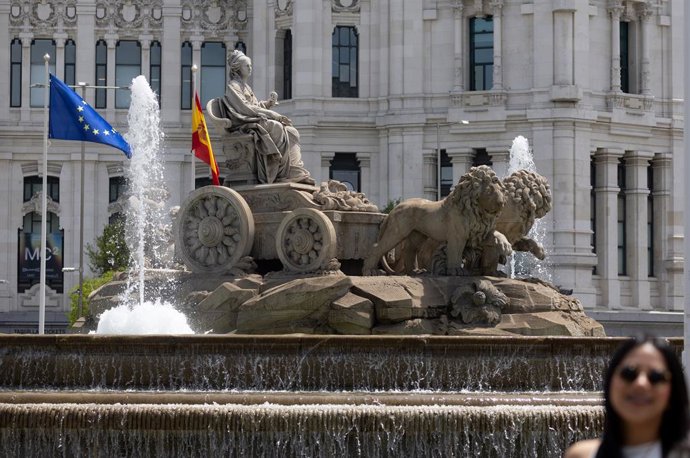 Archivo - Arquivo - Bandeira da União Europeia, na Plaza de Cibeles, em 9 de maio de 2024, em Madri (Espanha). A fonte de Cibeles hasteia a bandeira da União Europeia, além de iluminar vários edifícios no centro de Madri com as cores da bandeira, outro do