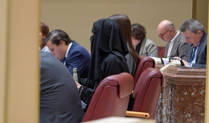 La diputada de Vox, Virginia Martínez, en su escaño con un niqab