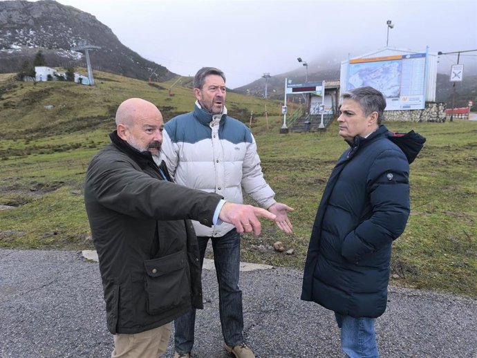 El diputado regional del PP Pedro de Rueda en Pajares, acompañado del presidente y portavoz del PP de Lena, Fernando Secades, y el edil, Ramón Marinero.