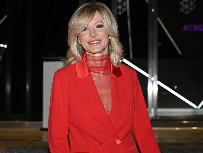 Susanna Griso acude a la fiesta para celebrar la Navidad junto a sus compañeros de cadena