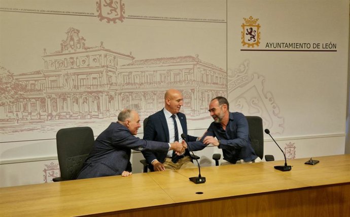 El alcalde de León, José Antonio Diez (centro), junto al portavoz de UPL en el Ayuntamiento de León, Eduardo López Sendino (izquierda) y el ingeniero Alberto Pérez (derecha).
