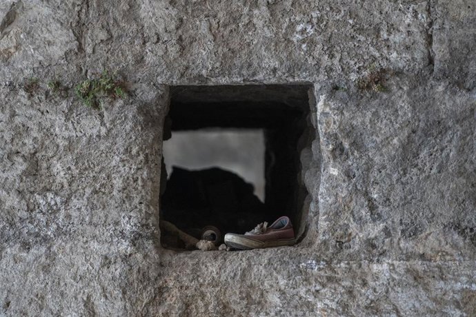 Archivo - Imagen de archivo de zapatillas en el Puente del Real, a 14 de febrero de 2024, en Valencia